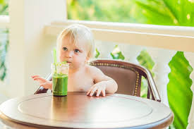 Menino criança bebendo smoothie de vegetal verde saudável - conceito de comida e bebida saudável, vegana, vegetariana, orgânica | Foto Premium